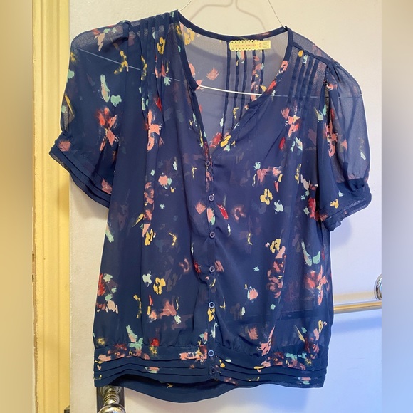 Delicate Abstract Pattern Pleated Button Down Blouse Small - Picture 6 of 7